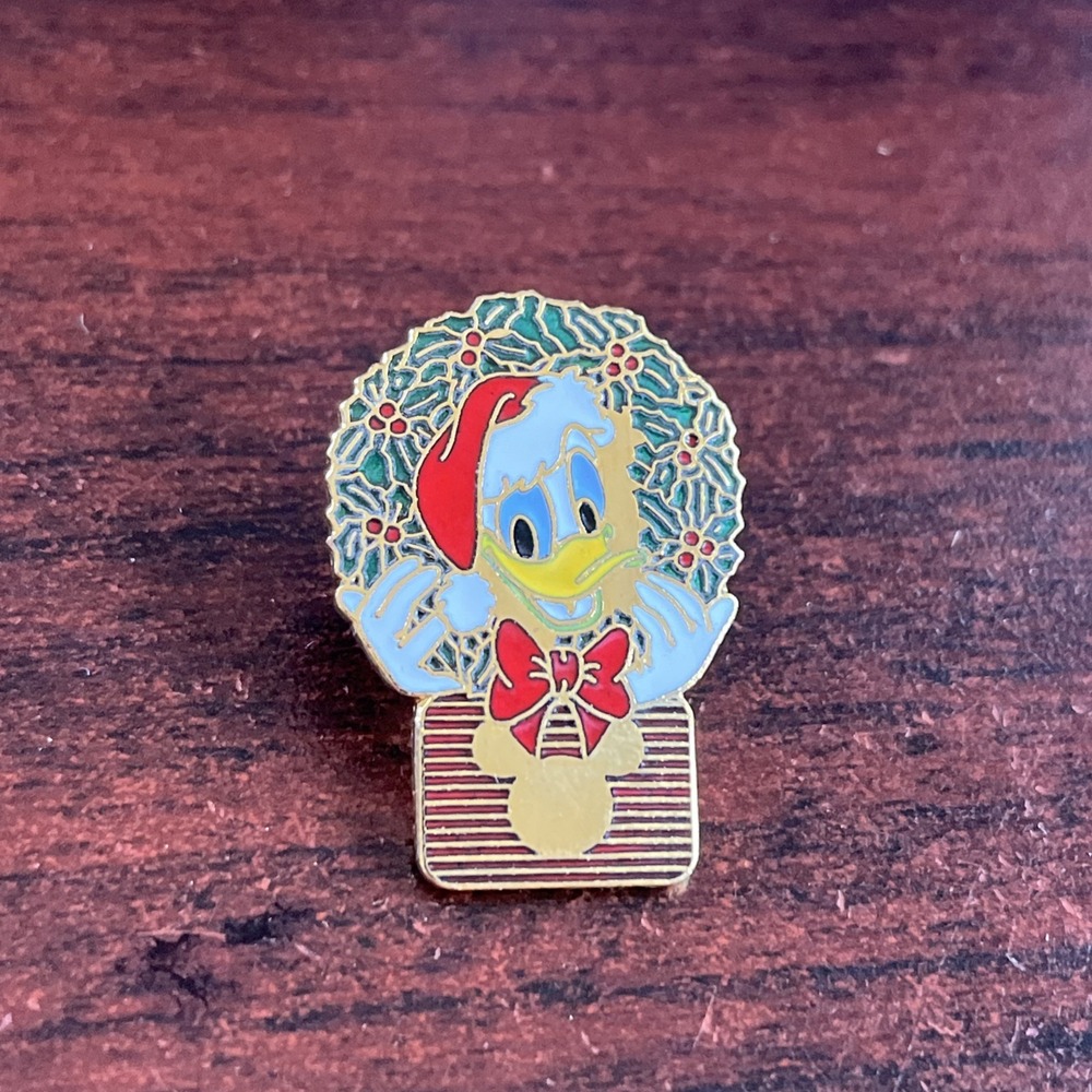 Disney Channel Donald Duck Christmas Wreath Holiday Hat Lapel Pin